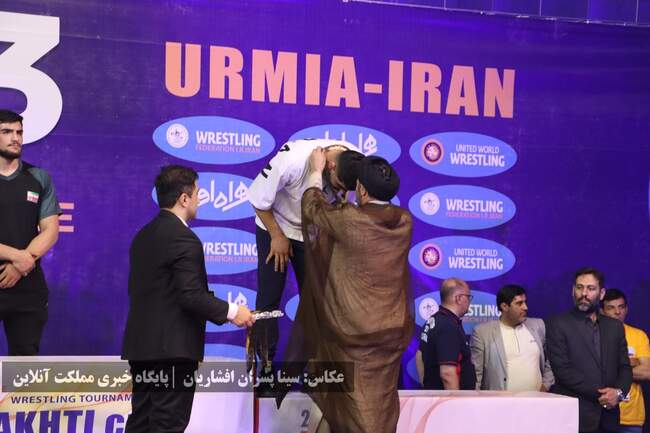 اهدای مدال پنج وزن نخست مسابقات کشتی آزاد جام تختی ارومیه