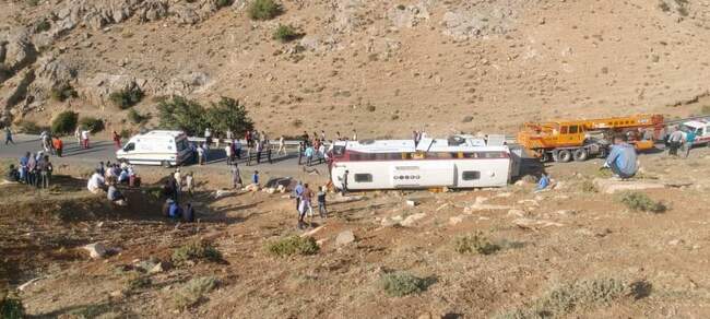 تصاویر حادثه واژگونی اتوبوس خبرنگاران