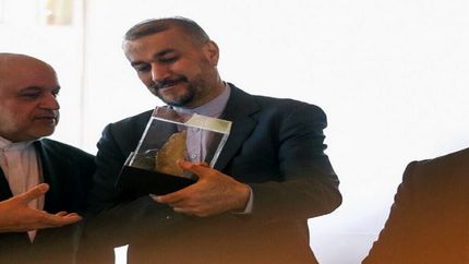 نماد مقاومت حزب‌الله به وزیر امور خارجه اهدا شد