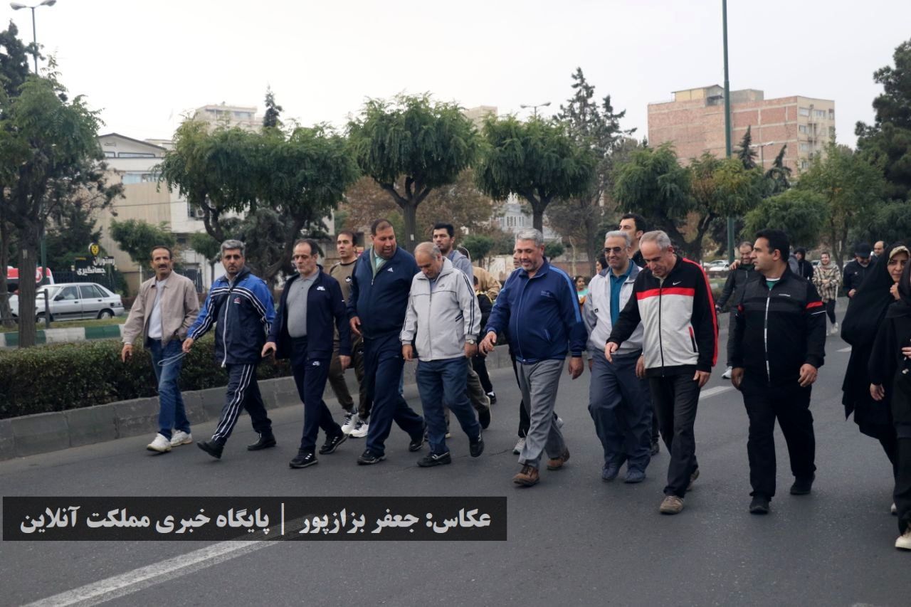 در یک هوای پاییزی، همایش پیاده‌روی خانوادگی در ارومیه برگزار شد