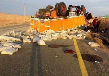 کامیون واژگون شد / ۱۲ کیلو تریاک کشف شد