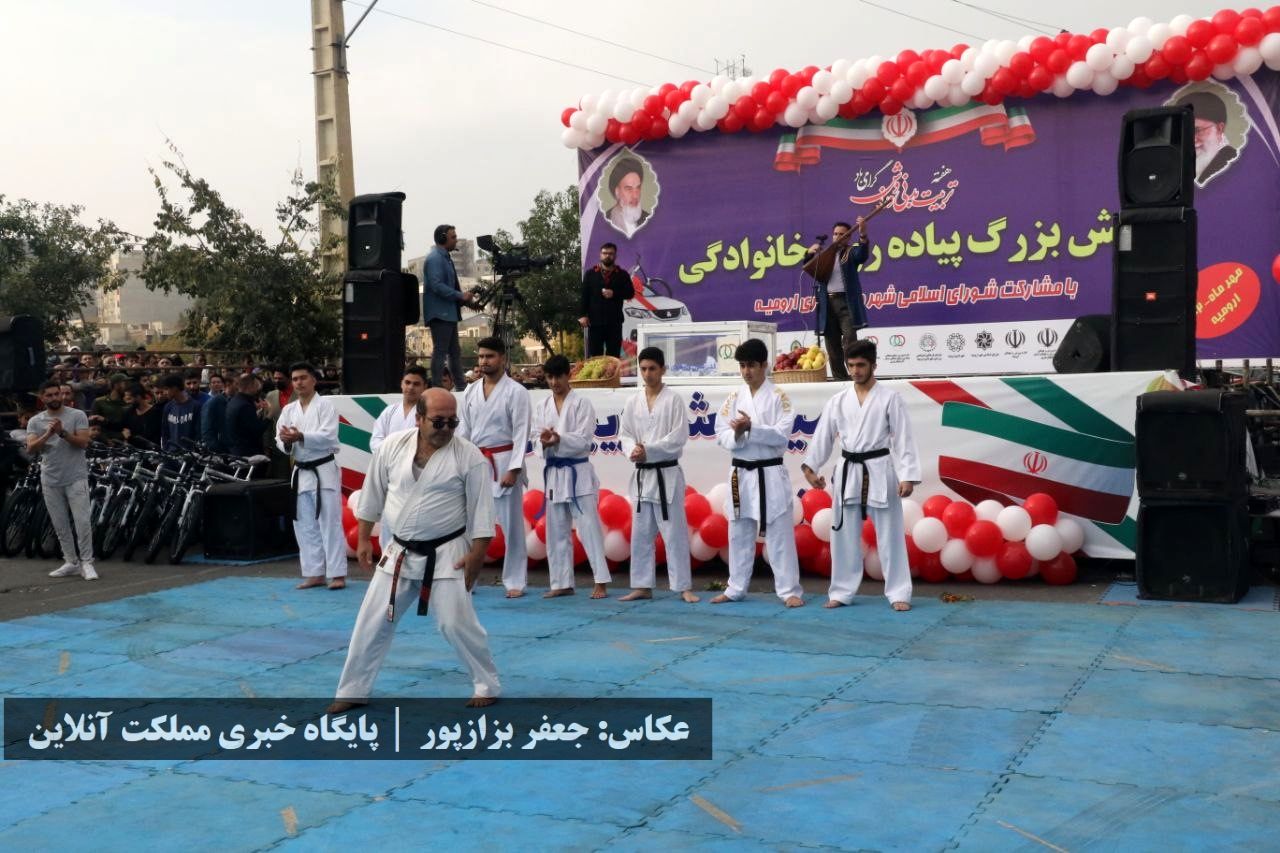در یک هوای پاییزی، همایش پیاده‌روی خانوادگی در ارومیه برگزار شد