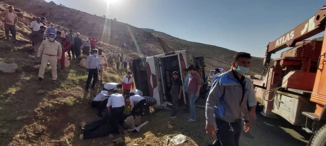 تصاویر حادثه واژگونی اتوبوس خبرنگاران