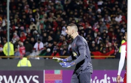 فسخ قرارداد گلر الجزایری پرسپولیس، یک میلیون دلار آب می‌خورد