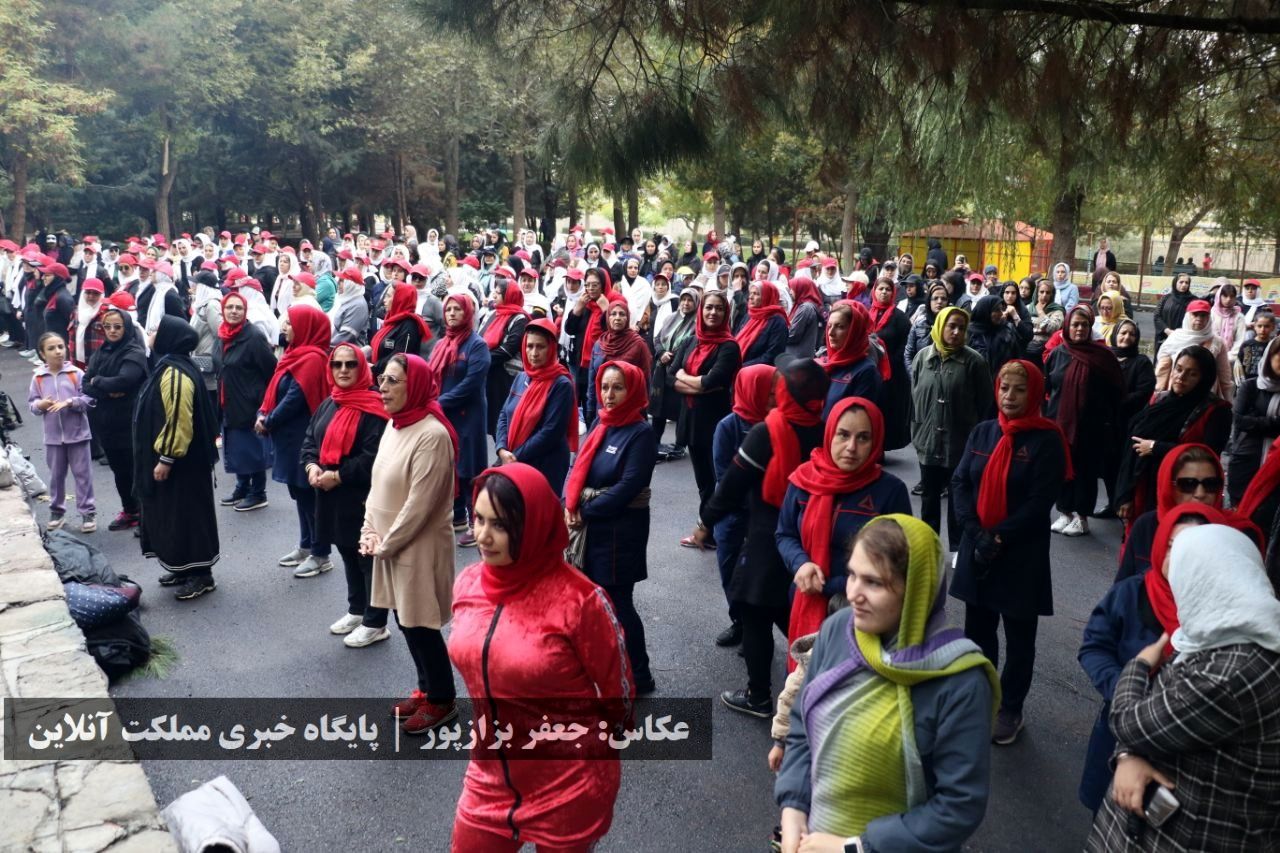 در یک هوای پاییزی، همایش پیاده‌روی خانوادگی در ارومیه برگزار شد