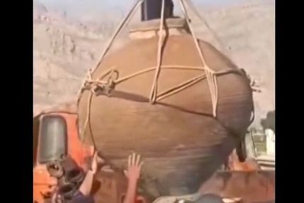 خمره تاریخی کشف شده در یک روستا به تخت جمشید منتقل می‌شود