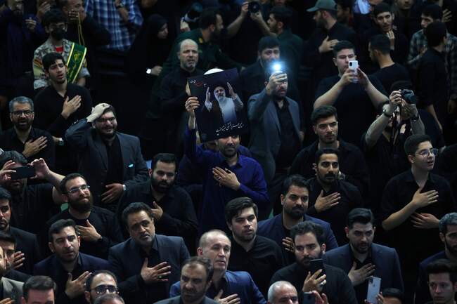 استقبال از پیکر رئیس جمور شهید و همراهان در مهرآباد و وداع در مصلی ته�