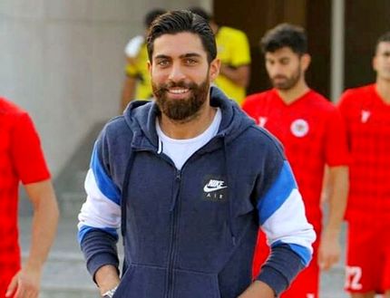 کری‌خوانی پیشکسوت پرسپولیس با تصویر فرهاد مجیدی/ عکس