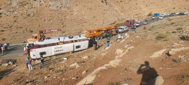 تصاویر حادثه واژگونی اتوبوس خبرنگاران