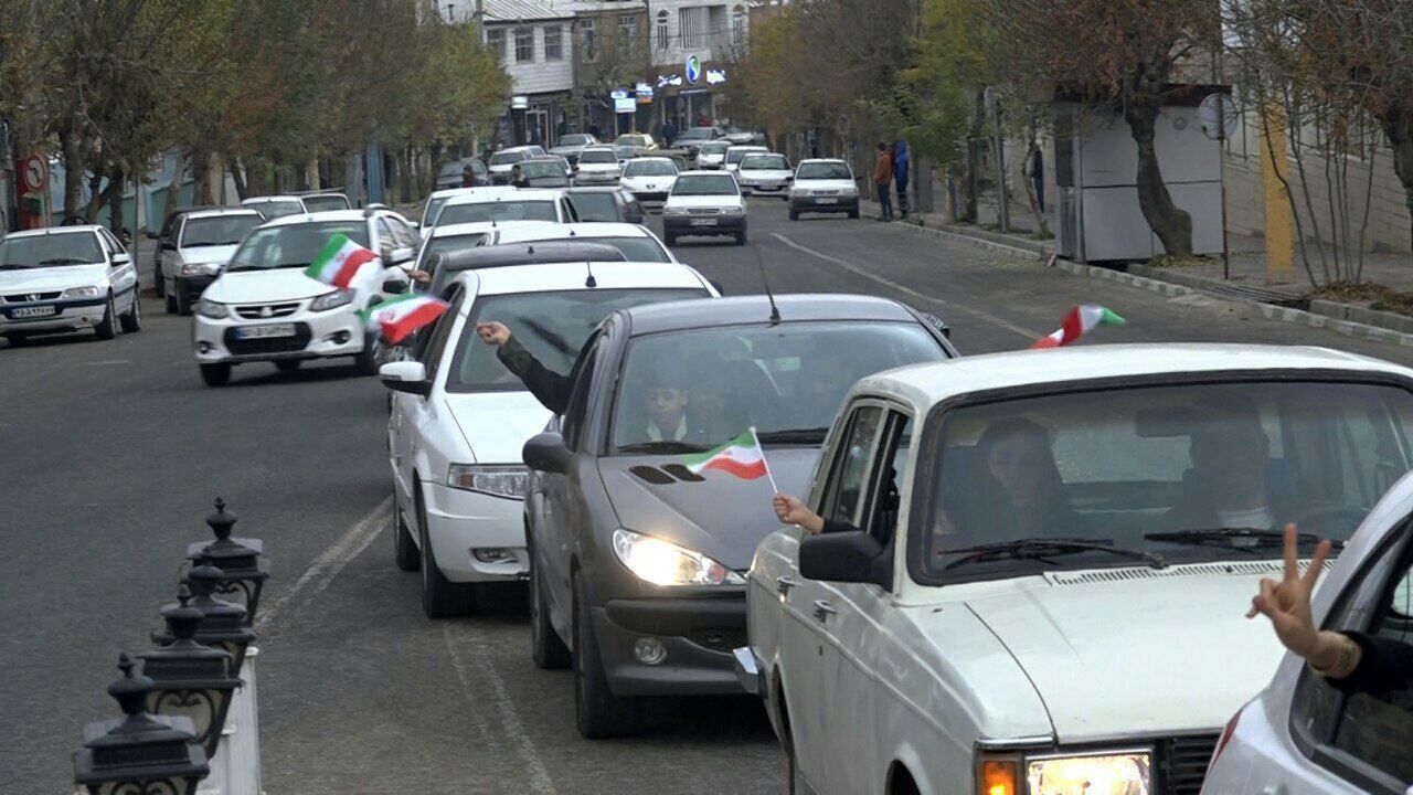 جشن و شادی ایرانیان در پی پیروزی تیم ملی فوتبال کشورمان در برابر تیم فوتبال ولز در جام جهانی قطر 