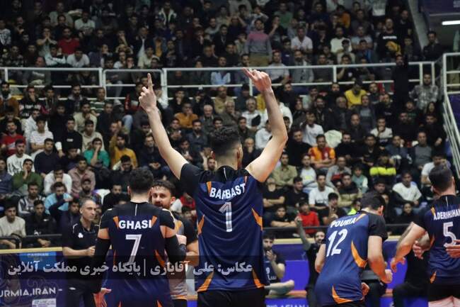 پایان نیم فصل نخست لیگ برتر والیبال با شکست صدرنشین | تصاویر