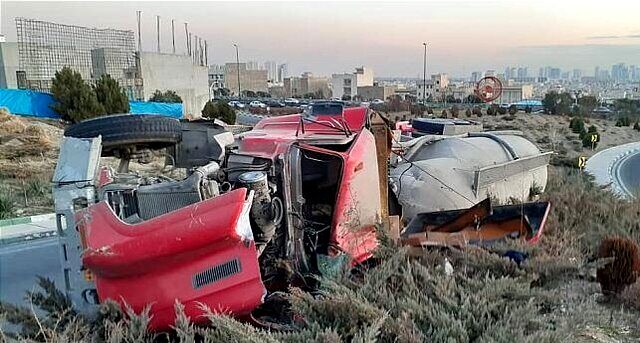  واژگونی کامیون سیمان در بزرگراه همت
