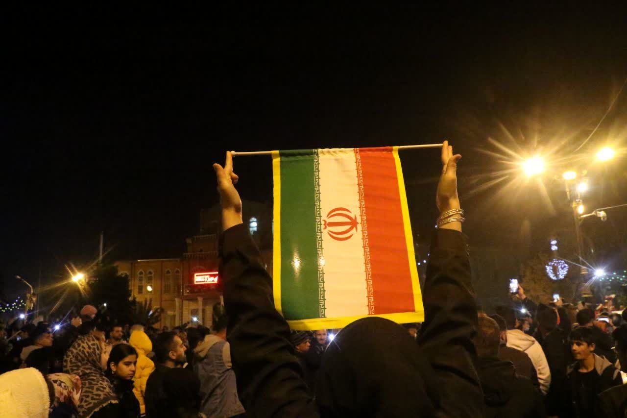 جشن و شادی ایرانیان در پی پیروزی تیم ملی فوتبال کشورمان در برابر تیم فوتبال ولز در جام جهانی قطر 