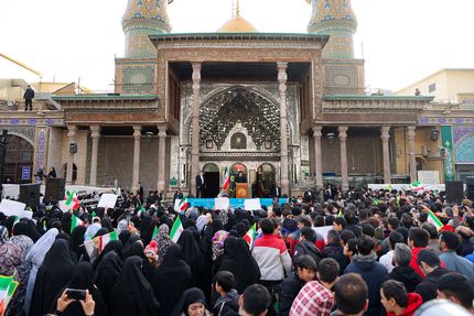 مدیران بدانند که امروز بزرگترین افتخار برای آنها خدمت به این مردم مقاوم است