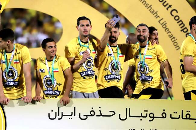 تصاویر اهدای کاپ قهرمانی جام حذفی به سپاهانی‌ها