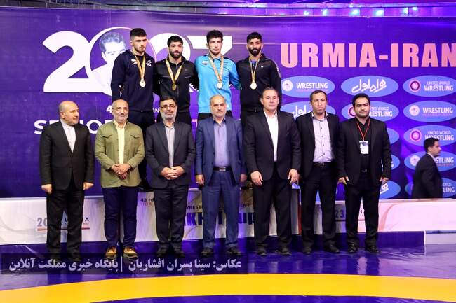 اهدای مدال پنج وزن نخست مسابقات کشتی آزاد جام تختی ارومیه