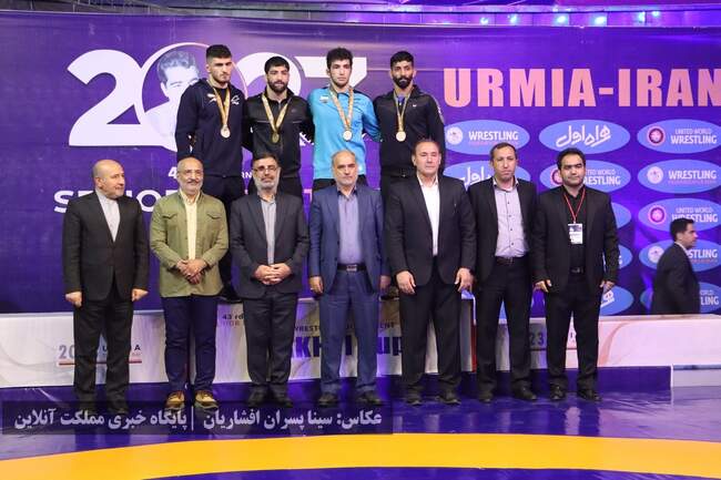 اهدای مدال پنج وزن نخست مسابقات کشتی آزاد جام تختی ارومیه