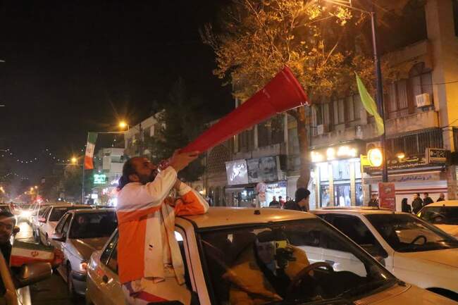 جشن و شادی ایرانیان در پی پیروزی تیم ملی در برابر ولز در جام جهانی قطر