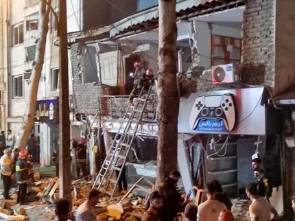 مصدومیت شدید ۱۷ نفر در انفجار و آتش سوزی گسترده در چند واحد تجاری شهرستان رشت