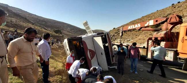 تصاویر حادثه واژگونی اتوبوس خبرنگاران