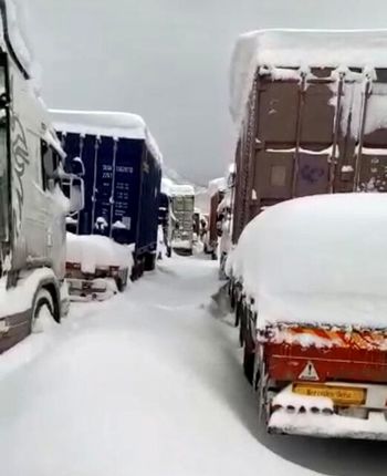 تجارت در مرزهای غربی با کردستان عراق با اختلال مواجه و به حالت عادی برنگشته است/دلیل: حجم سنگین بارش برف و سرمای شدید