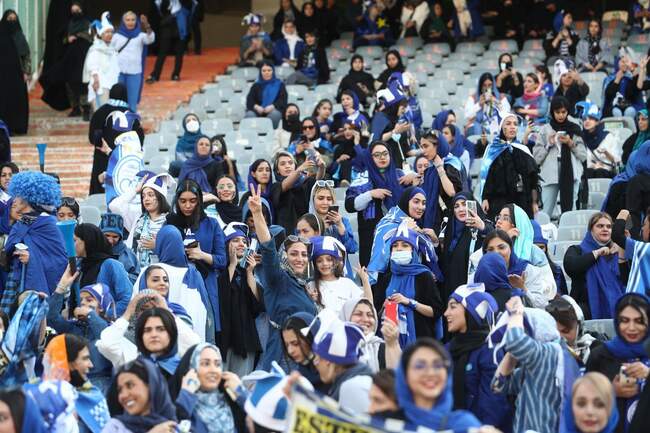 بازی استقلال تهران و مس کرمان با حضور بانوان از نگاه لنز دوربین