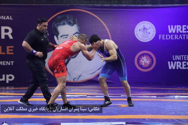 اهدای مدال پنج وزن نخست مسابقات کشتی آزاد جام تختی ارومیه
